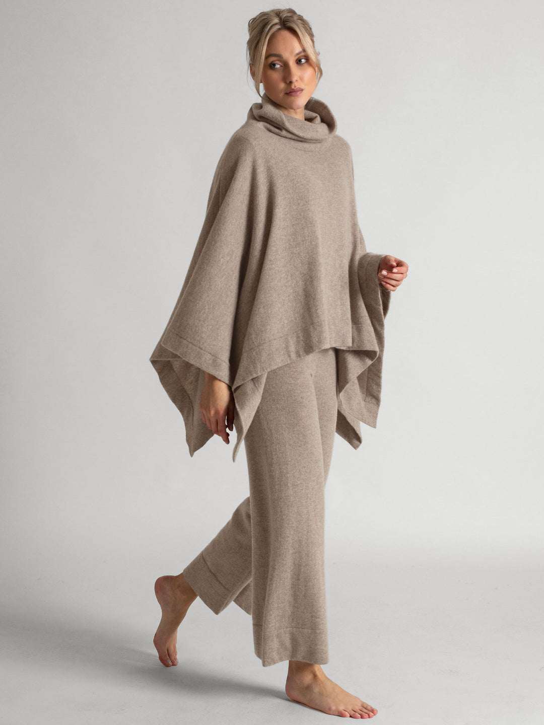 Poncho i 100% kashmir. Høyhalset i farge toast (melert brun/beige)