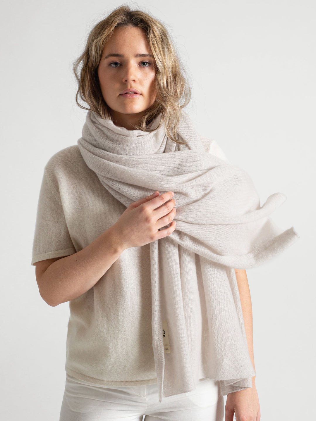 Kashmirskjerf "Flow" i fargen Cold Creme 100% kashmir fra Kashmina. Norsk design