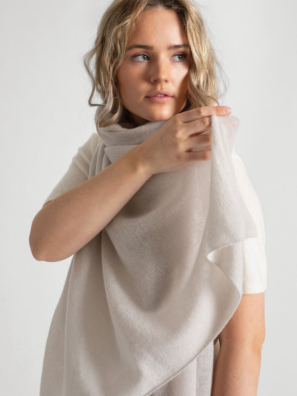 Kashmirskjerf "Flow" i fargen Cold Creme 100% kashmir fra Kashmina. Norsk design