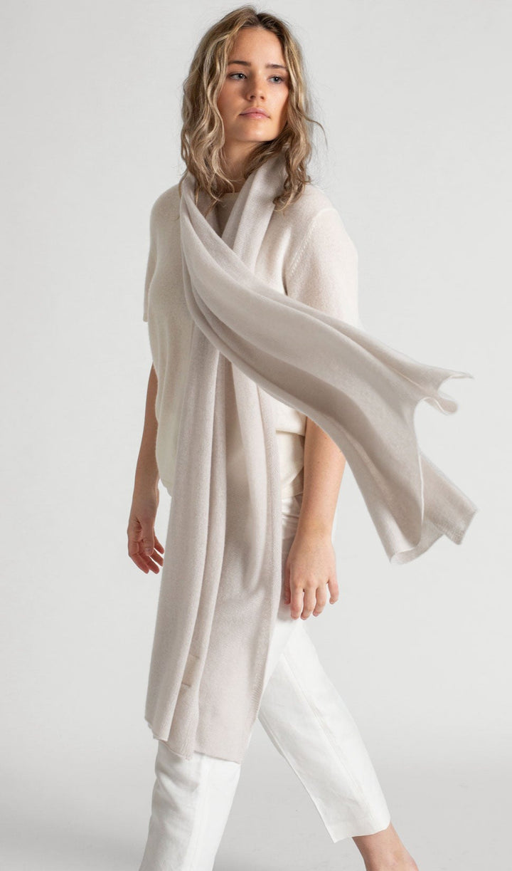 Kashmirskjerf "Flow" i fargen Cold Creme 100% kashmir fra Kashmina. Norsk design