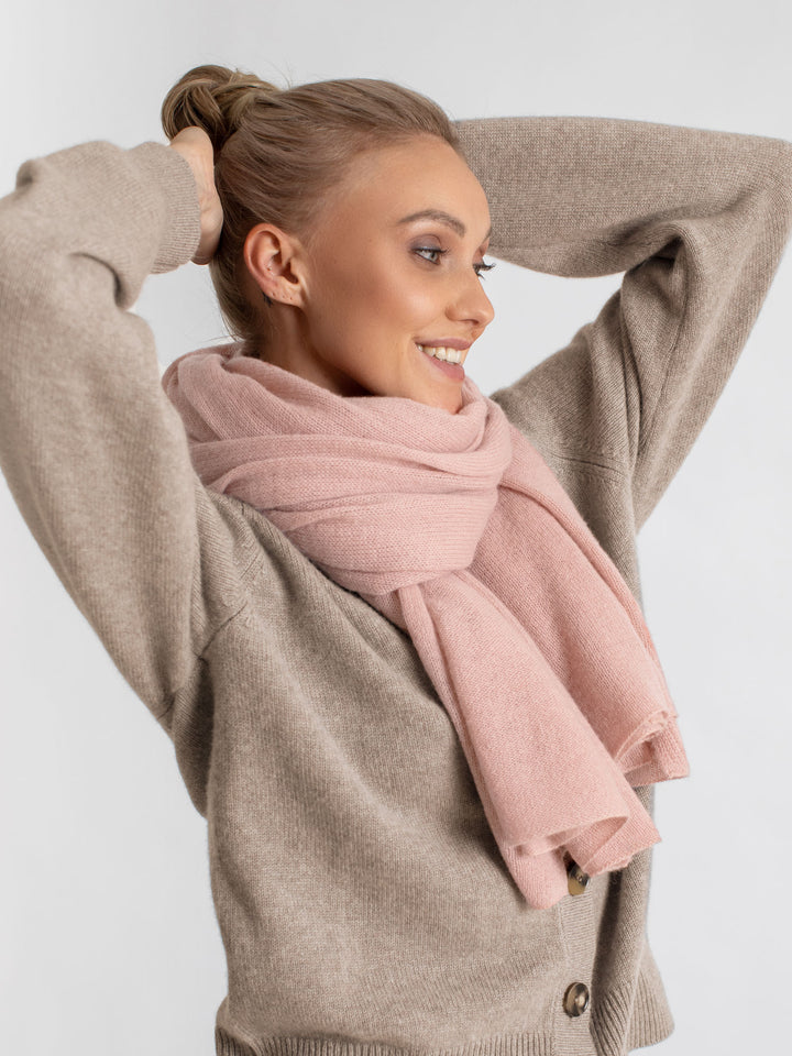 Kashmirskjerf "Flow" i 100% ren kashmir. Norsk design fra Kashmina. Farge: Rose Glow.
