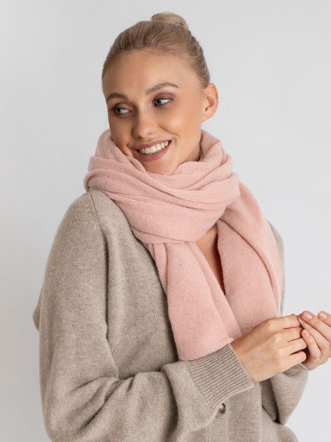 Kashmirskjerf "Flow" i 100% ren kashmir. Norsk design fra Kashmina. Farge: Rose Glow.