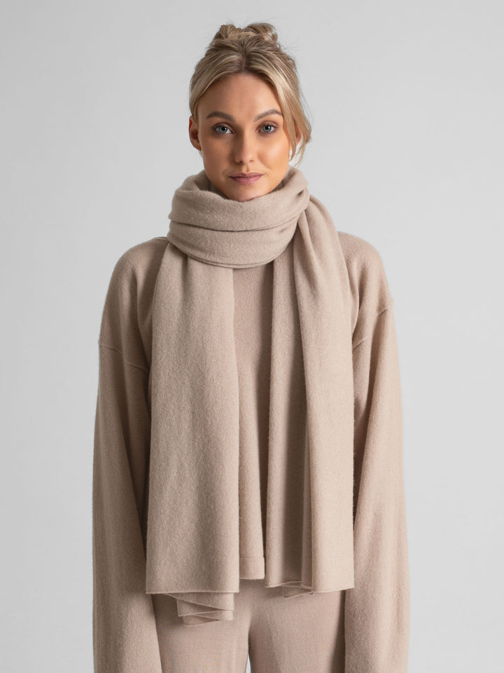 Kashmina kashmirskjerf signatur i 100% kasjmir. Farge: feather / lys beige. Norsk design fra Kashmina.