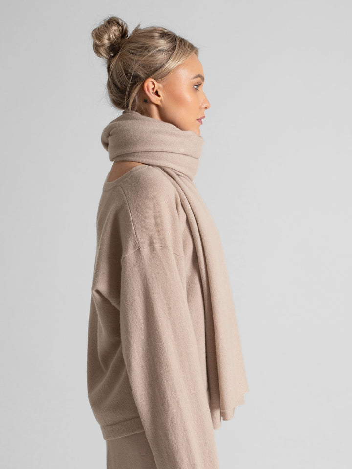 Kashmina kashmirskjerf signatur i 100% kasjmir. Farge: feather / lys beige. Norsk design fra Kashmina.