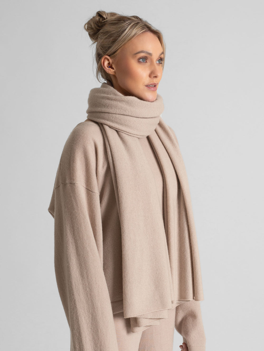 Kashmina kashmirskjerf signatur i 100% kasjmir. Farge: feather / lys beige. Norsk design fra Kashmina.