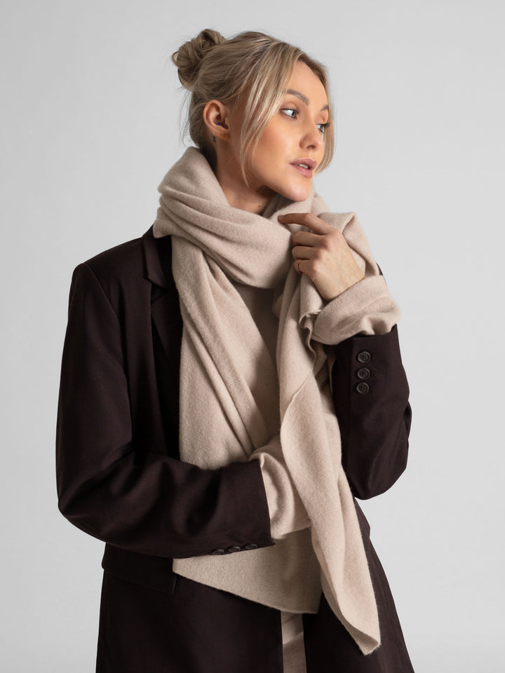  Kashmina kashmirskjerf signatur i 100% kasjmir. Farge: feather / lys beige. Norsk design fra Kashmina.