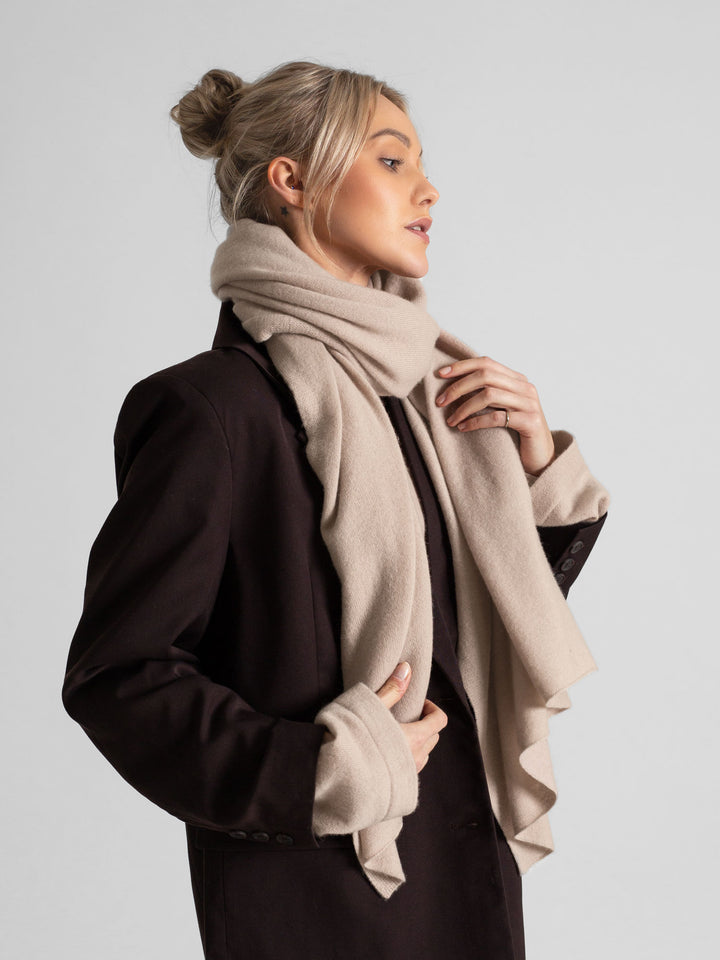  Kashmina kashmirskjerf signatur i 100% kasjmir. Farge: feather / lys beige. Norsk design fra Kashmina.