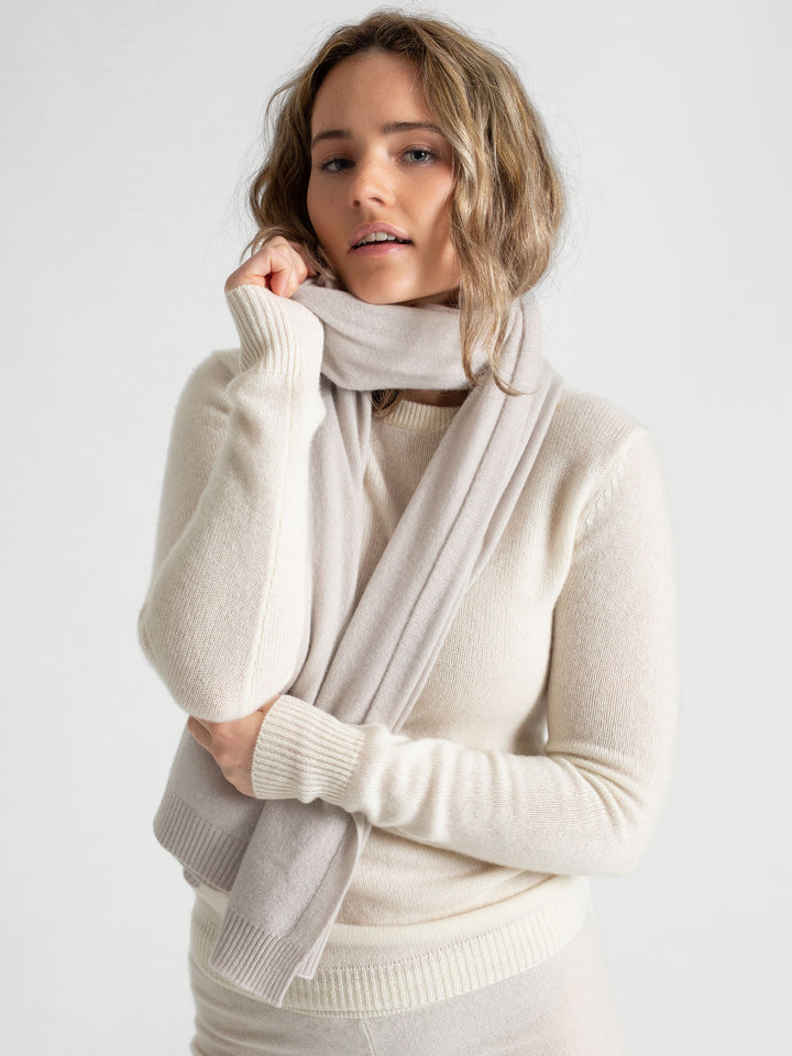 Kashmirskjerf i 100% kashmir. Farge: Cold Creme. Norsk design fra Kashmina.