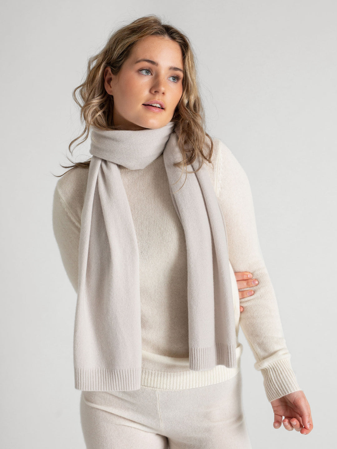 Kashmirskjerf i 100% kashmir. Farge: Cold Creme. Norsk design fra Kashmina.