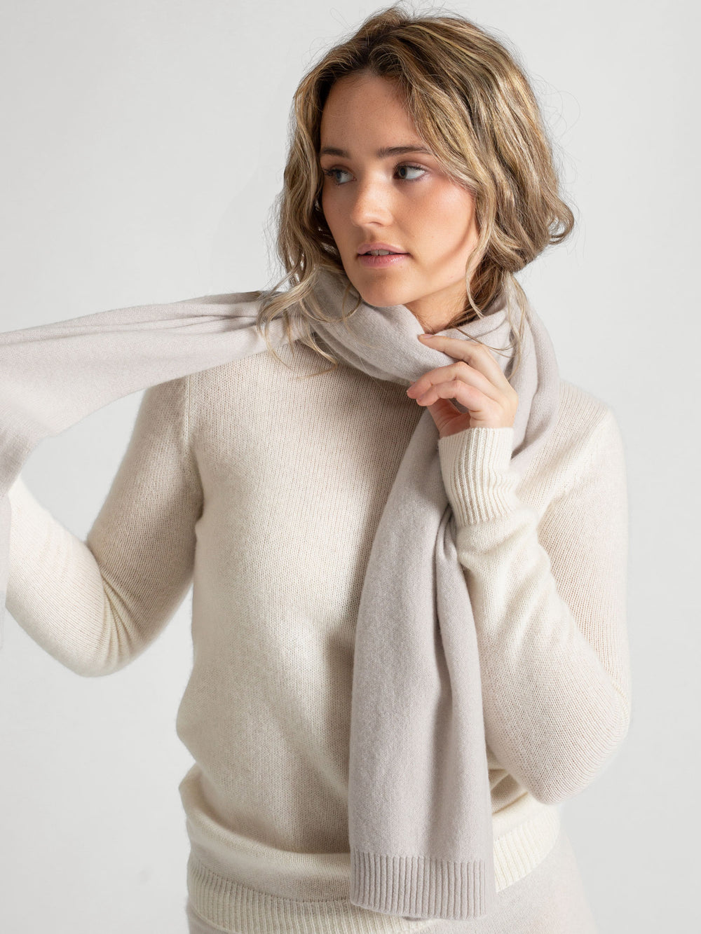Kashmirskjerf i 100% kashmir. Farge: Cold Creme. Norsk design fra Kashmina.