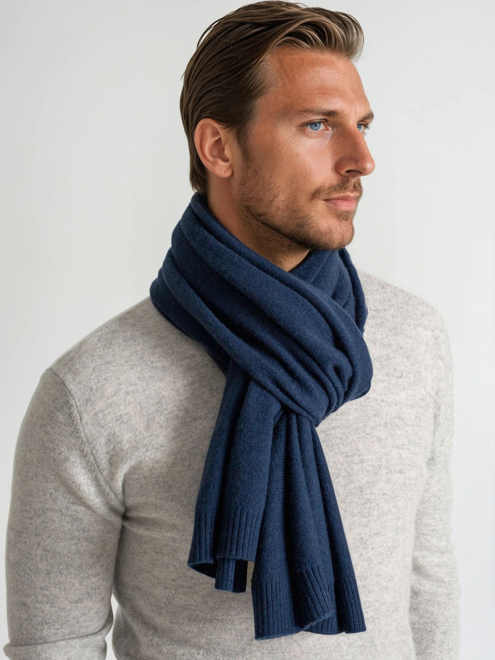 kashmirskjerf "Uni" "Urban", mountain blue. 100% kashmir fra kashmina. Herreskjerf
