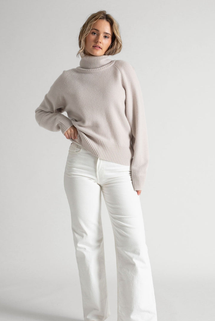Høyhalset tykk kashmirgenser milano i 100% kashmir fra Kashmina. Farge Cold Creme. Norsk design.