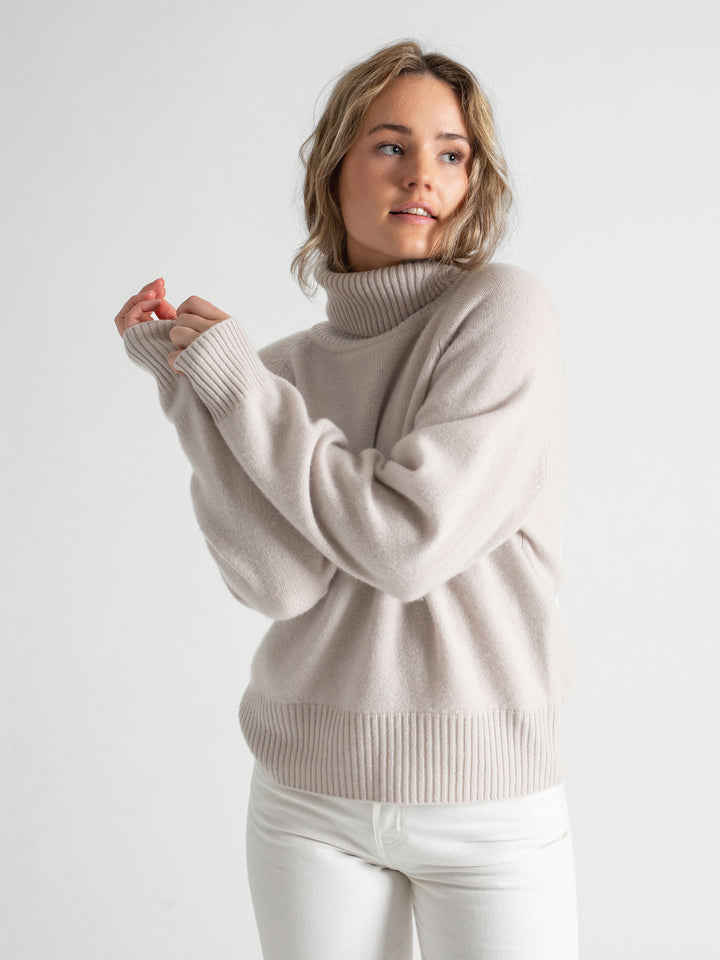 Høyhalset tykk kashmirgenser milano i 100% kashmir fra Kashmina. Farge Cold Creme. Norsk design.