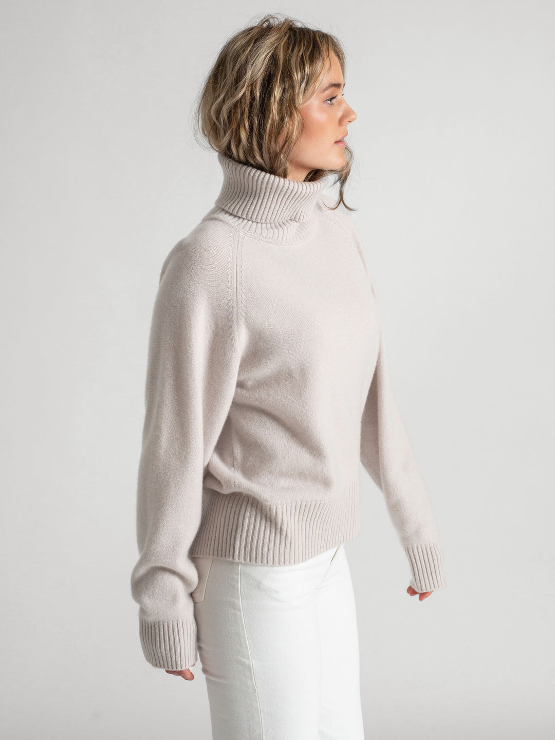 Høyhalset tykk kashmirgenser milano i 100% kashmir fra Kashmina. Farge Cold Creme. Norsk design.