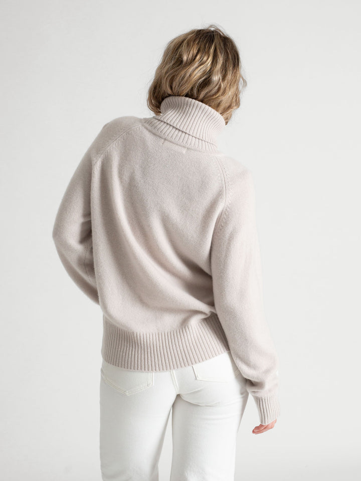 Høyhalset tykk kashmirgenser milano i 100% kashmir fra Kashmina. Farge Cold Creme. Norsk design.