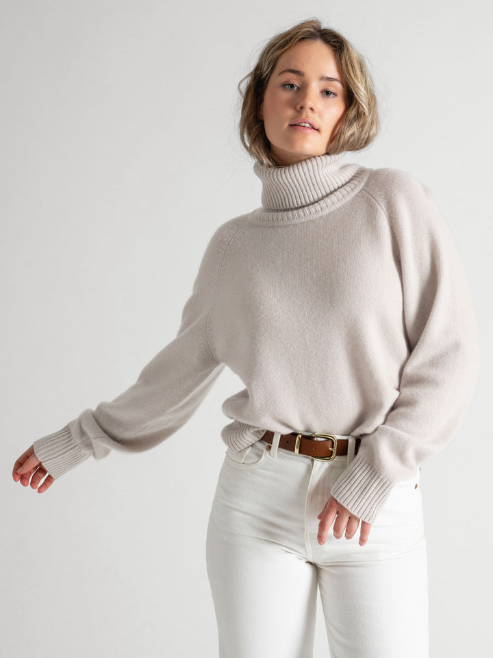 Høyhalset tykk kashmirgenser milano i 100% kashmir fra Kashmina. Farge Cold Creme. Norsk design.