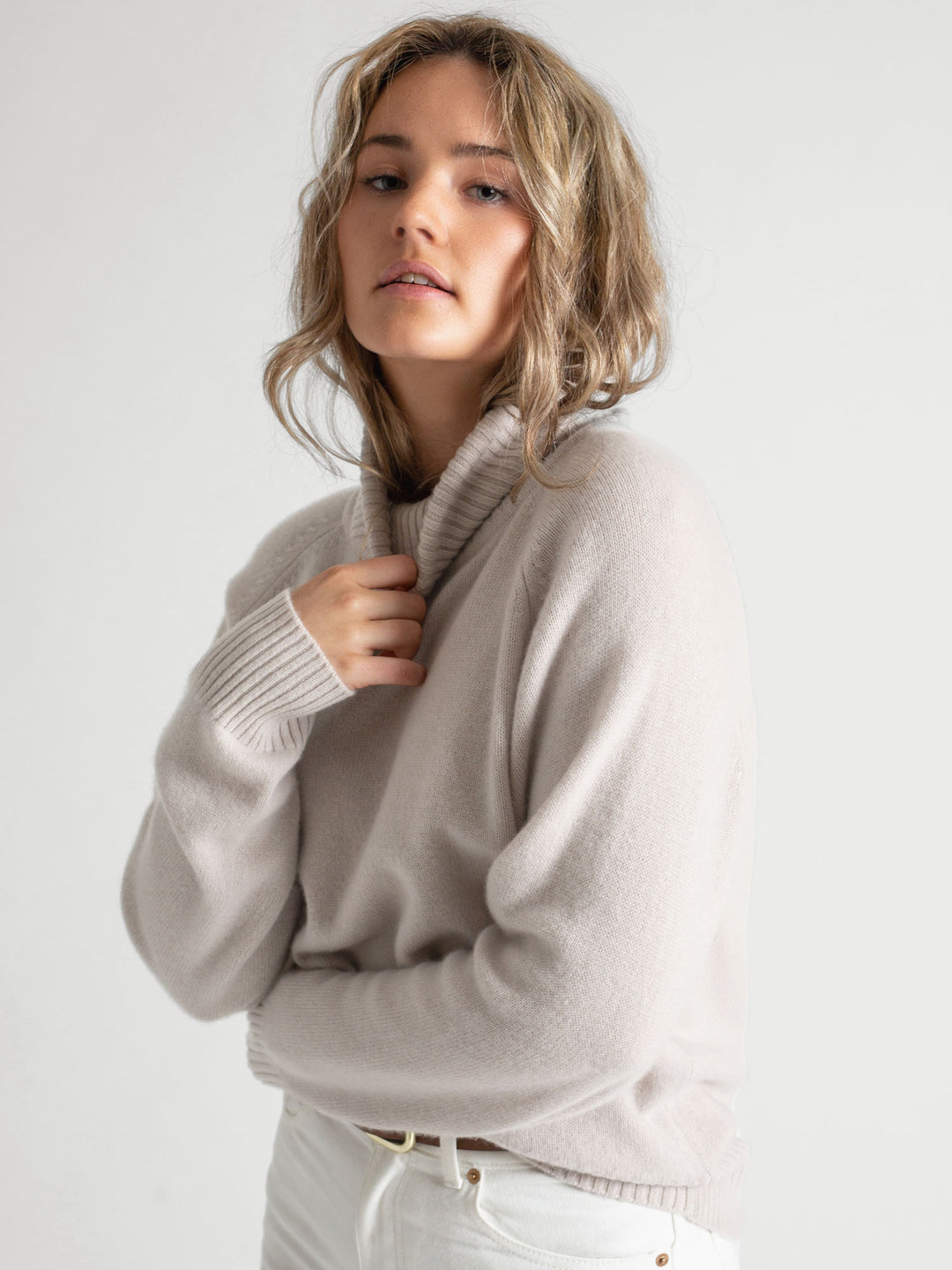 Høyhalset tykk kashmirgenser milano i 100% kashmir fra Kashmina. Farge Cold Creme. Norsk design.