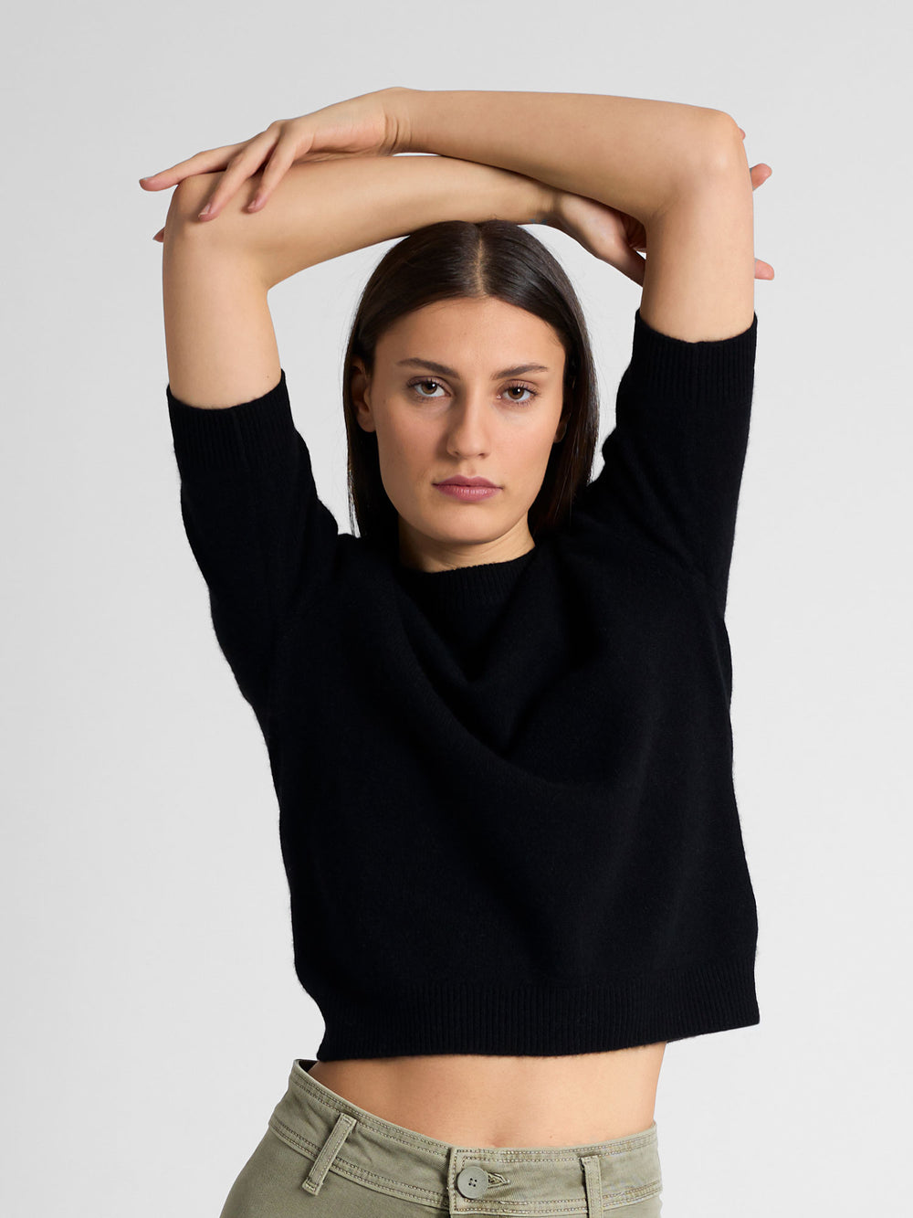 Kortermet kashmirgenser "Aase" i 100% ren kasjmirull. Norsk design fra Kashmina. Farge: Sort.