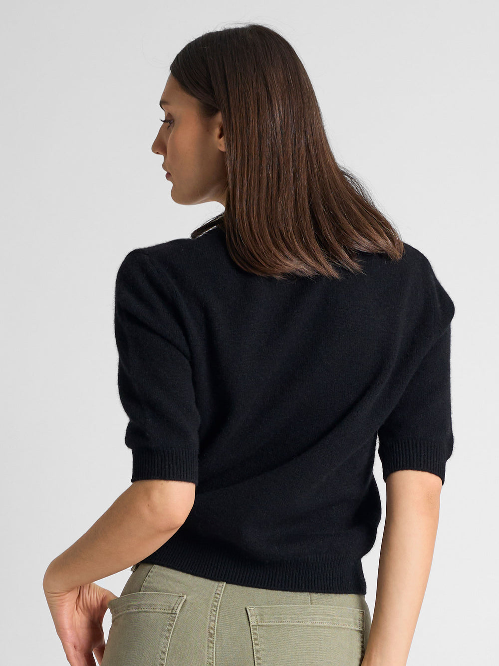 Kortermet kashmirgenser "Aase" i 100% ren kasjmirull. Norsk design fra Kashmina. Farge: Sort.