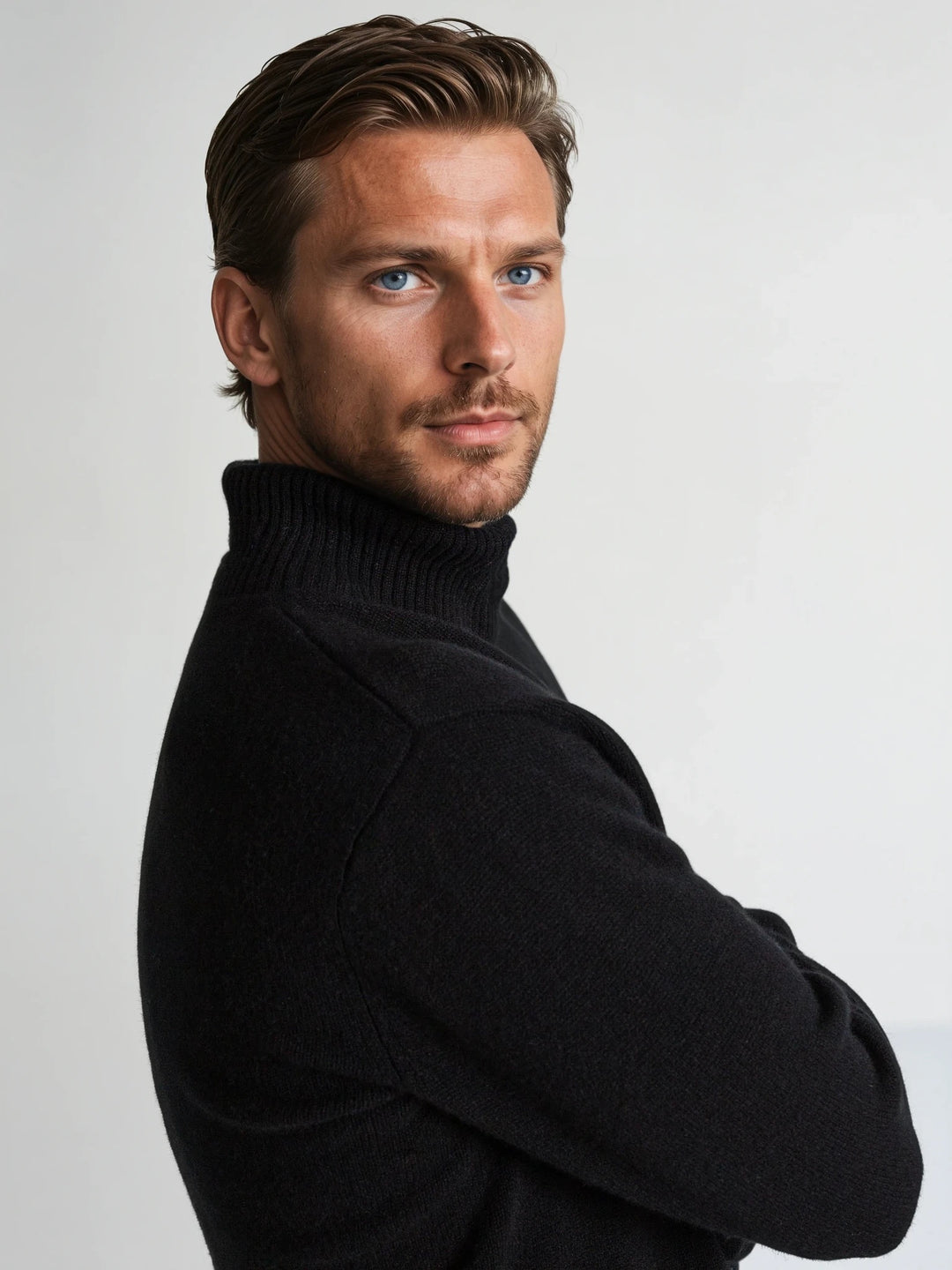 Høyhalset kashmirgenser. Norsk design i 100% kashmirull. Farge: sort