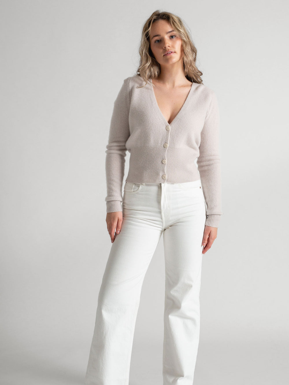 Kashmirgenser, cardigan med lange puffermer, grace i 100% ren kashmirull. Norsk design, Farge: Cold Creme.