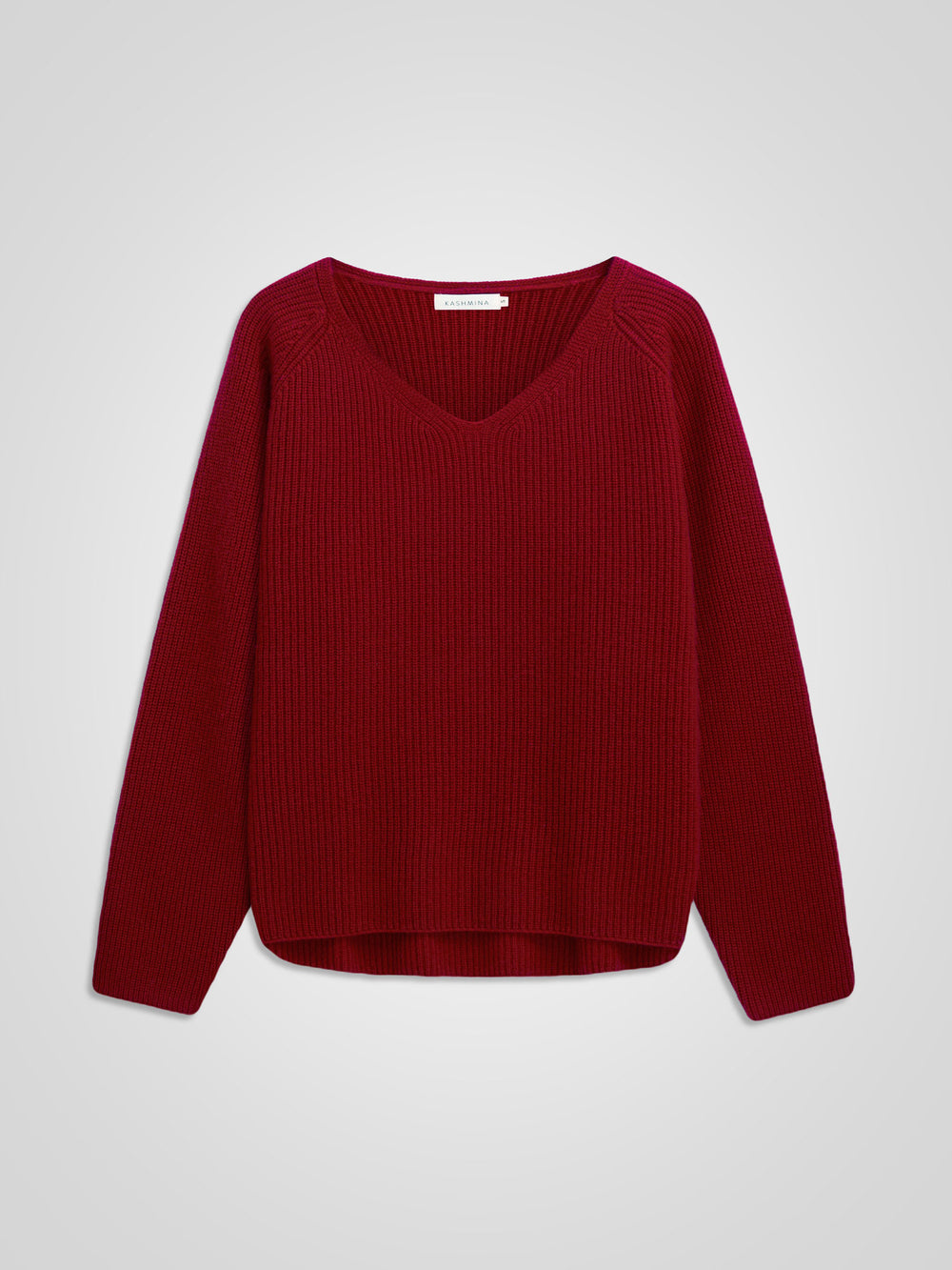 Ribbestrikket kashmirgenser med V-hals, "Maya" i fargen Aroma Red. Norsk design i 100% kasjmirull fra Kashmina.