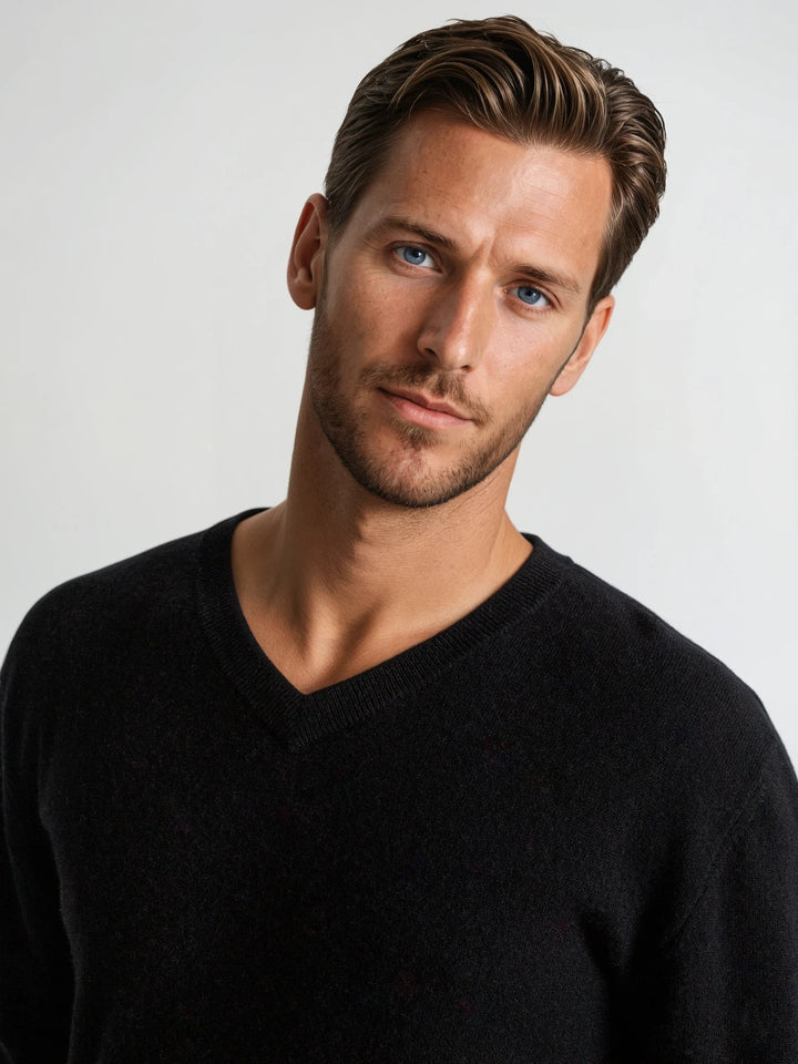 Sort kashmirgenser med v-hals. Laget i 100% kasjmir. Norsk design fra Kashmina