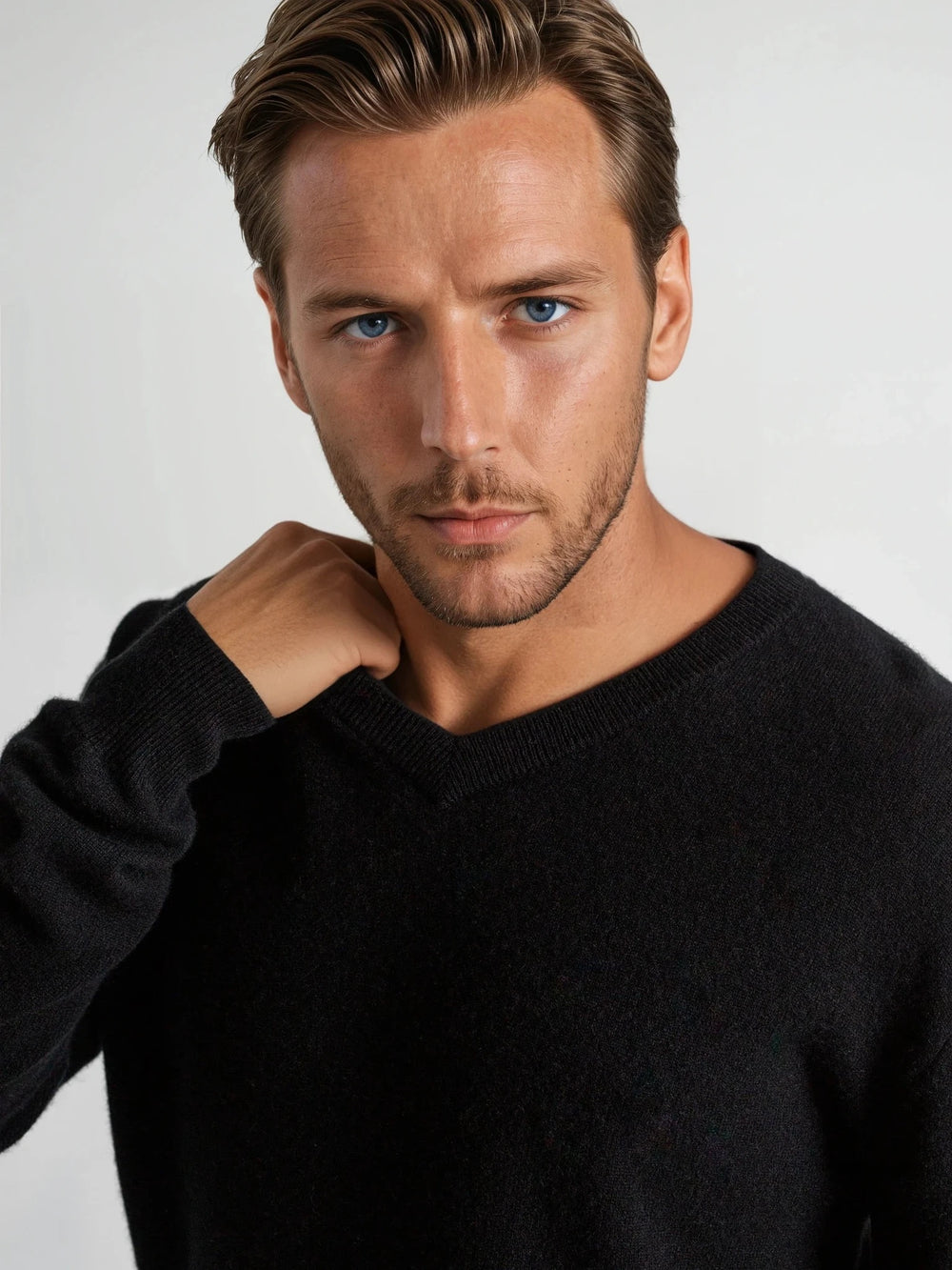 Sort kashmirgenser med v-hals. Laget i 100% kasjmir. Norsk design fra Kashmina