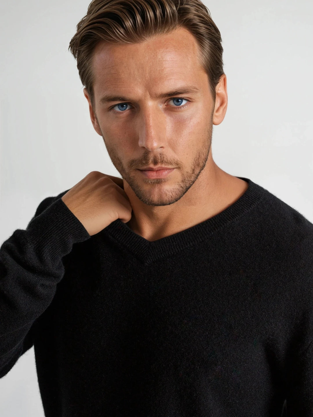 Sort kashmirgenser med v-hals. Laget i 100% kasjmir. Norsk design fra Kashmina