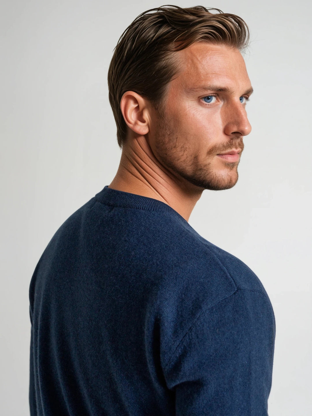 Kashmirgenser herre "v-neck", mountain blue, 100% kashmir fra Kashmina