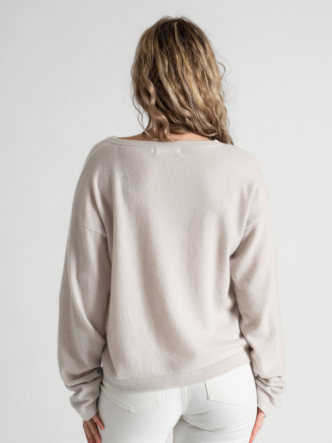 Langermet kashmirgenser med vid hals. Farge Cold Creme. Norsk design i 100% kasjmirull fra Kashmina.