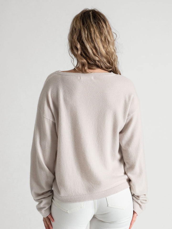 Langermet kashmirgenser med vid hals. Farge Cold Creme. Norsk design i 100% kasjmirull fra Kashmina.