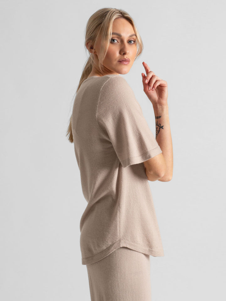 Kortermet kashmir t-skjorte "Airy" i 100% kasjmirull.  Farge: Feather/lys beige. Norsk design fra Kashmina