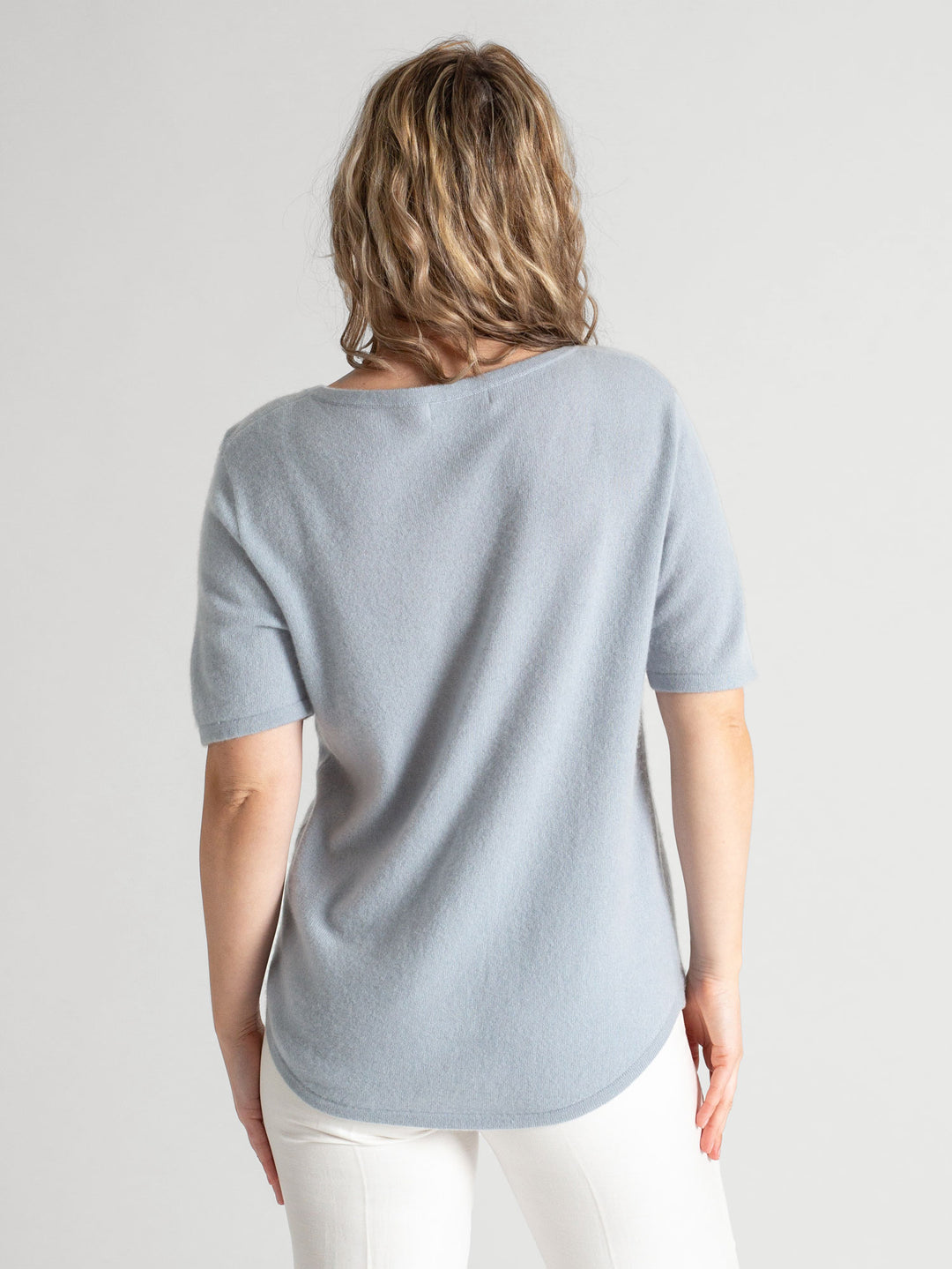 Kashmir T-shirt "Iben" kortermet kashmirgenser i 100% kashmir, fra Kashmina. Farge: Blue horizon.