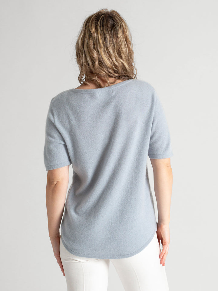 Kashmir T-shirt "Iben" kortermet kashmirgenser i 100% kashmir, fra Kashmina. Farge: Blue horizon.