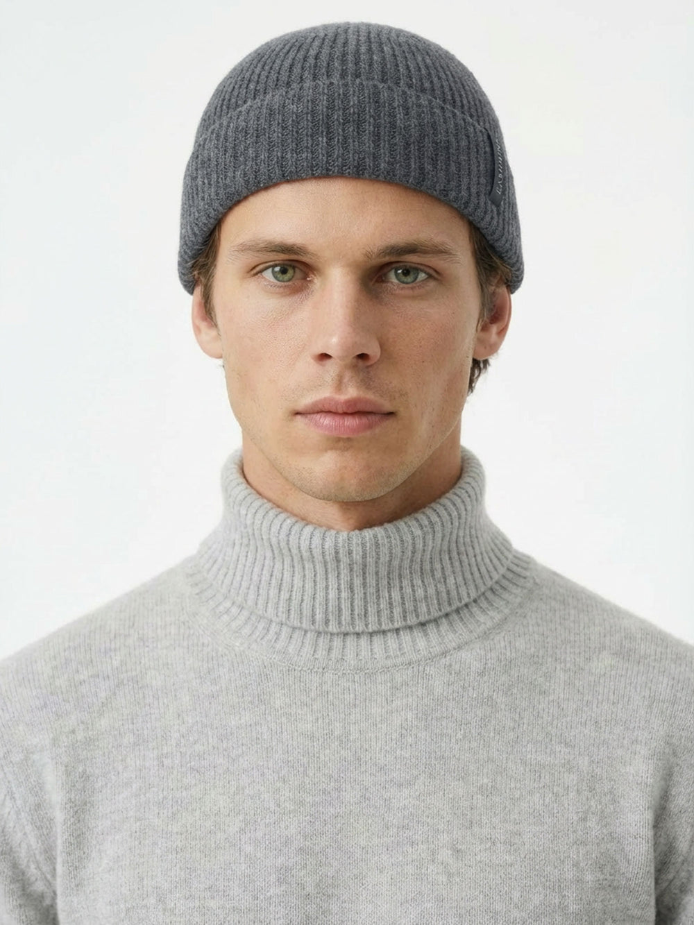 Herre kashmirlue "Brage" i 100% ren kasjmirull. Norsk design fra Kashmina. Farge: Dark Grey.