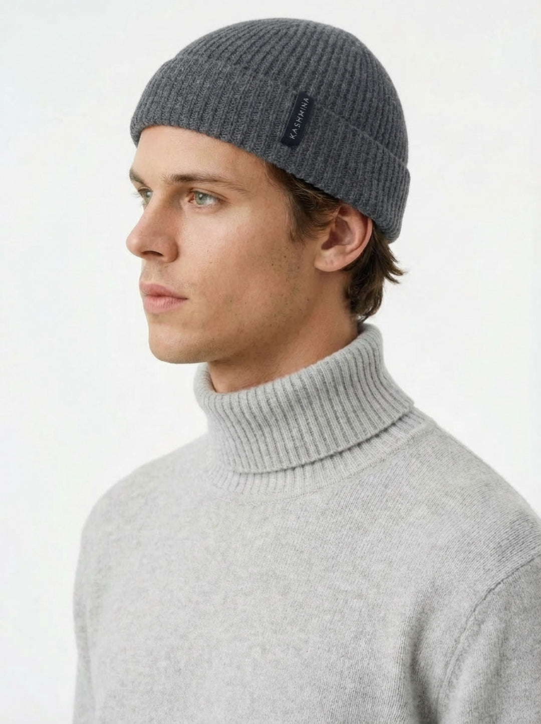 Herre kashmirlue "Brage" i 100% ren kasjmirull. Norsk design fra Kashmina. Farge: Dark Grey.