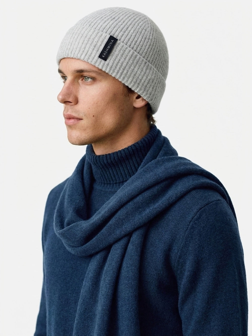 Herre kashmirlue "Brage" i 100% ren kasjmirull. Norsk design fra Kashmina. Farge: lys grå.