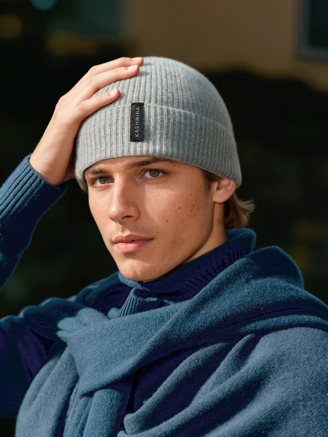 Herre kashmirlue "Brage" i 100% ren kasjmirull. Norsk design fra Kashmina. Farge: lys grå.