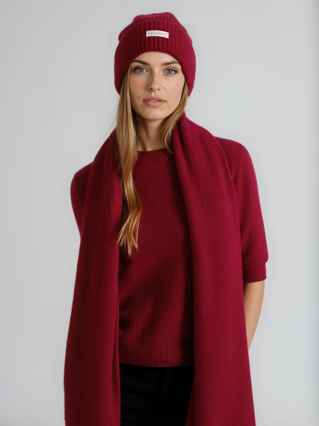 Cashmere lue i 100% ren kashmirull. Norsk design fra Kashmina. Farge: Aroma Red.