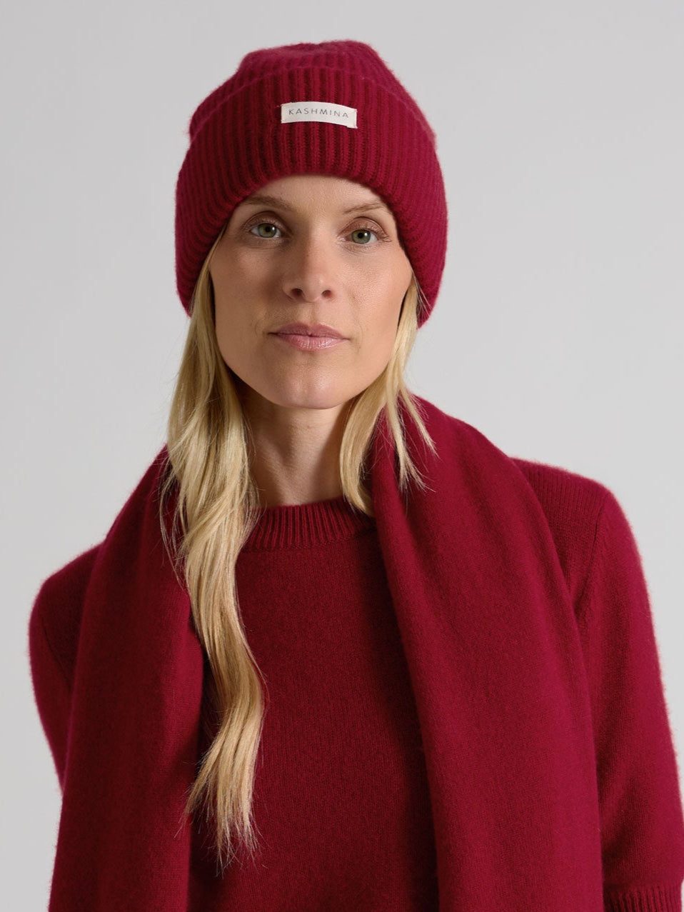Cashmere lue i 100% ren kashmirull. Norsk design fra Kashmina. Farge: Aroma Red.