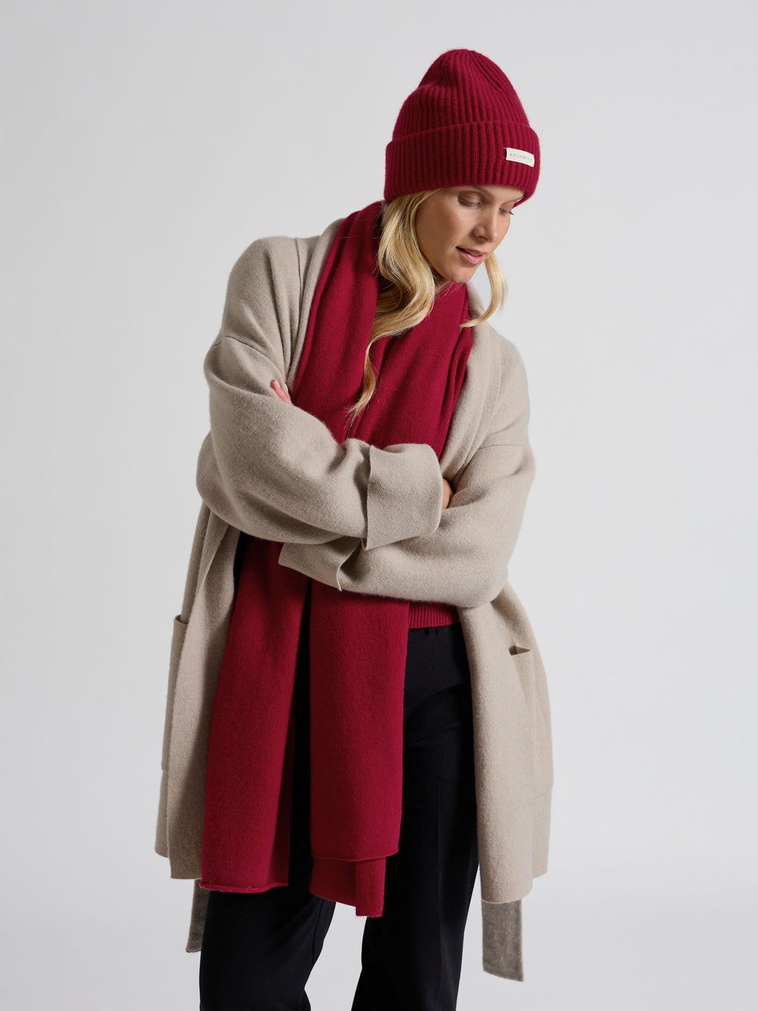 Cashmere lue i 100% ren kashmirull. Norsk design fra Kashmina. Farge: Aroma Red.
