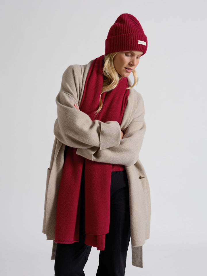 Cashmere lue i 100% ren kashmirull. Norsk design fra Kashmina. Farge: Aroma Red.