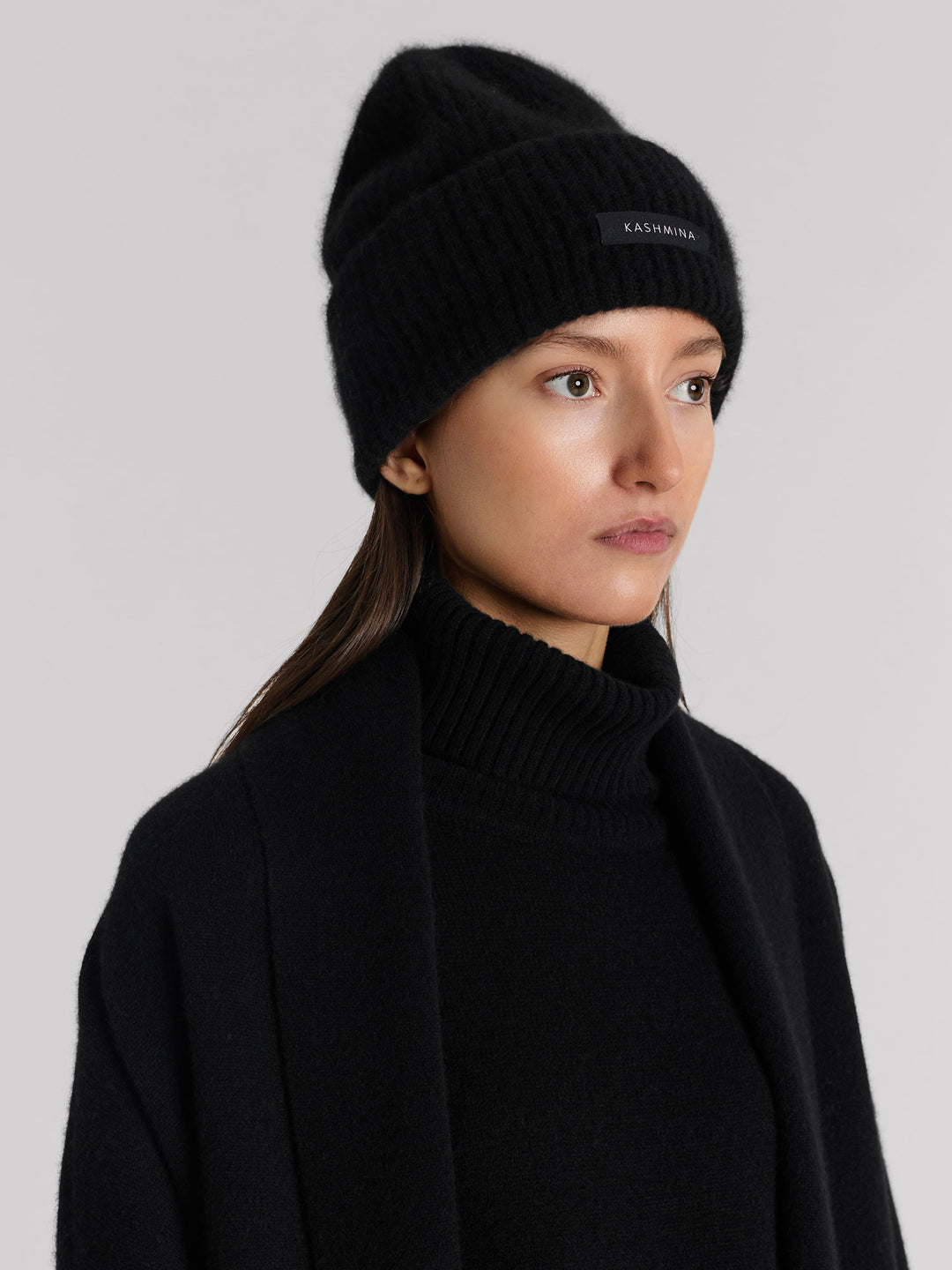 Cashmere lue i 100% ren kashmirull. Norsk design fra Kashmina. Farge: Sort.