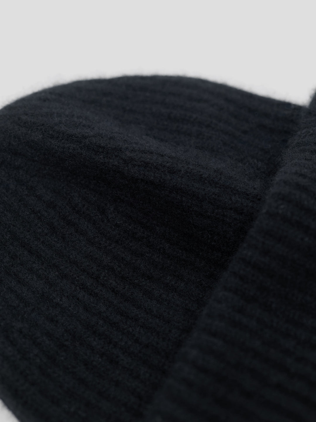 Cashmere lue i 100% ren kashmirull. Norsk design fra Kashmina. Farge: Sort.