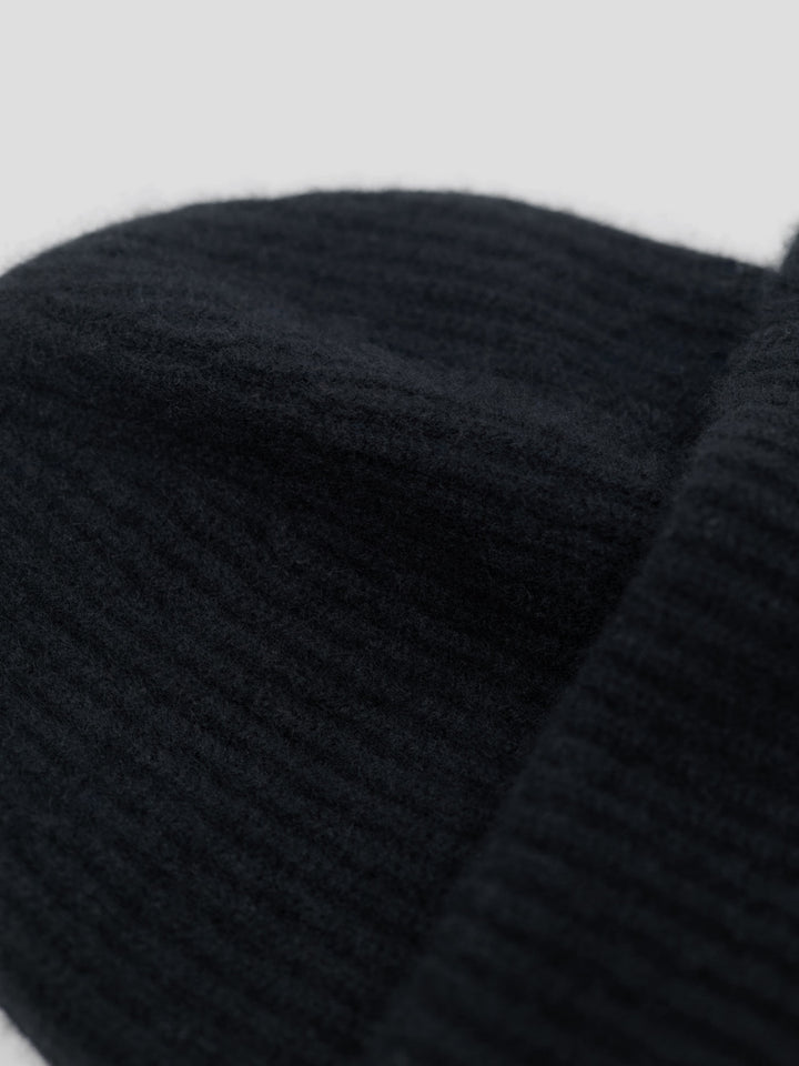 Cashmere lue i 100% ren kashmirull. Norsk design fra Kashmina. Farge: Sort.