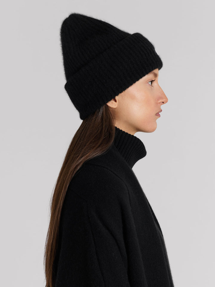 Cashmere lue i 100% ren kashmirull. Norsk design fra Kashmina. Farge: Sort.