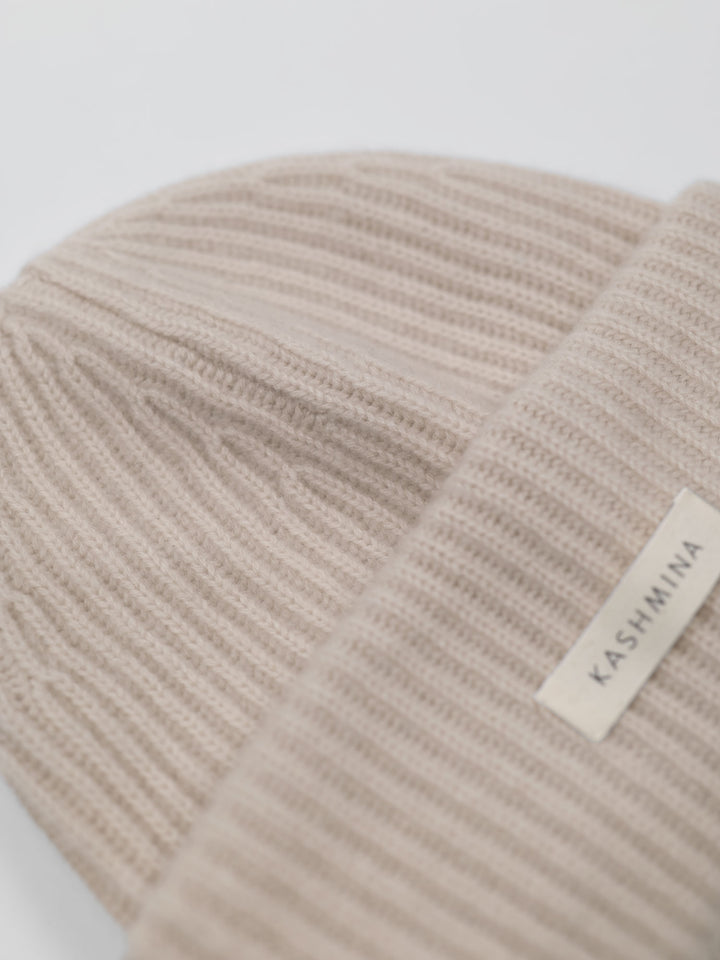 Cashmere lue i 100% ren kashmirull. Norsk design fra Kashmina. Farge: Cream.