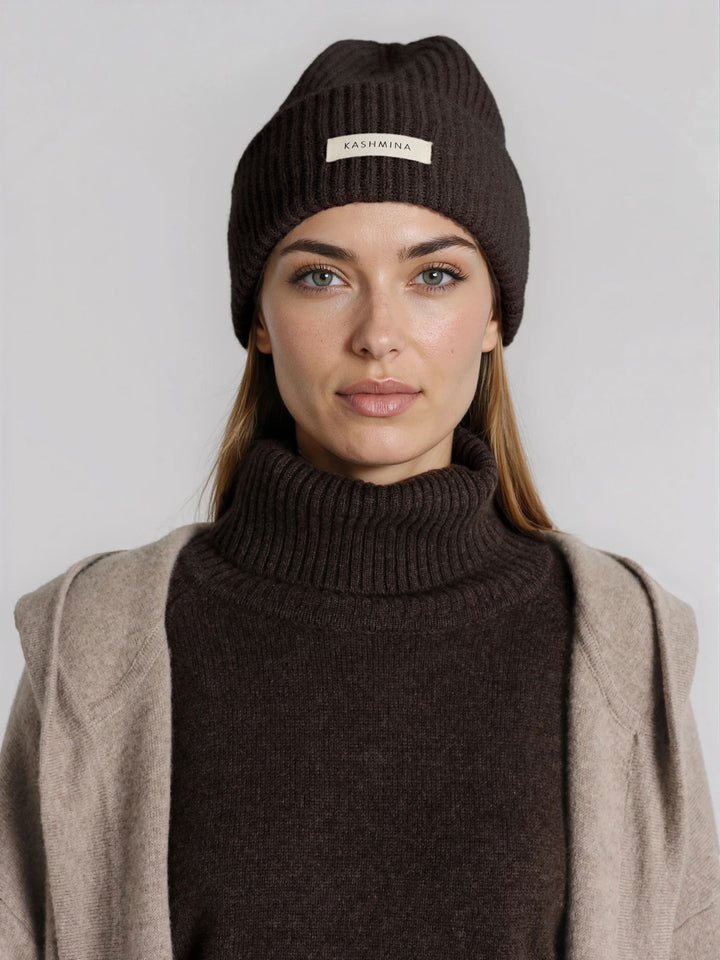 Cashmere lue i 100% ren kashmirull. Norsk design fra Kashmina. Farge: Dark Brown.