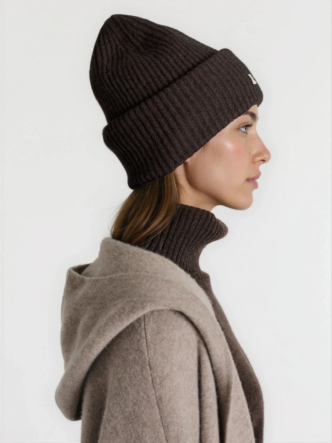 Cashmere lue i 100% ren kashmirull. Norsk design fra Kashmina. Farge: Dark Brown.